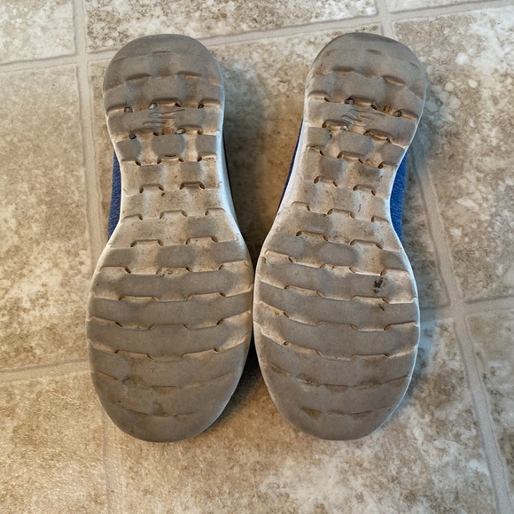 Skechers ladies slip on shoes. Size 6 1/2. - Picture 3 of 4